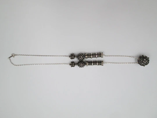 Collar charro para mujer. Plata de ley 925. Esferas caladas y castilletes. 1990