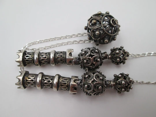 Collar charro para mujer. Plata de ley 925. Esferas caladas y castilletes. 1990