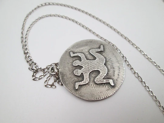 Collar mujer plata de ley. Cadena eslabones abiertos y colgante circular con símbolo. 1980 Collar mujer plata de ley. Cadena eslabones abiertos y colgante circular con símbolo. 1980