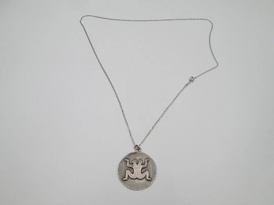 Collar mujer plata de ley. Cadena eslabones abiertos y colgante circular con símbolo. 1980 Collar mujer plata de ley. Cadena eslabones abiertos y colgante circular con símbolo. 1980