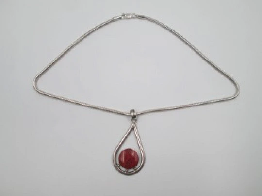 Collar mujer plata de ley. Cordón y colgante lágrima con piedra roja. 1980