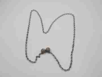 Collar mujer. Cadena eslabones en ocho y remates de esferas con motivo cordón. 1950
