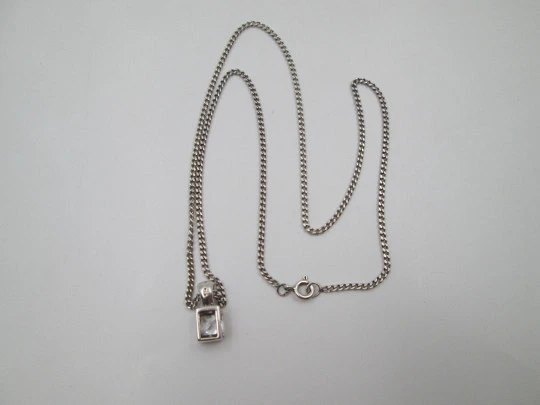 Collar para mujer en plata de ley. Cadena barbada y colgante gema blanca. 1980