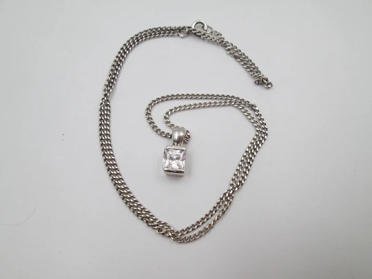 Collar para mujer en plata de ley. Cadena barbada y colgante gema blanca. 1980