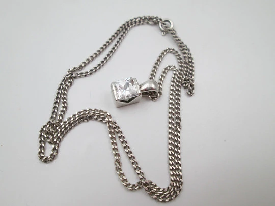 Collar para mujer en plata de ley. Cadena barbada y colgante gema blanca. 1980