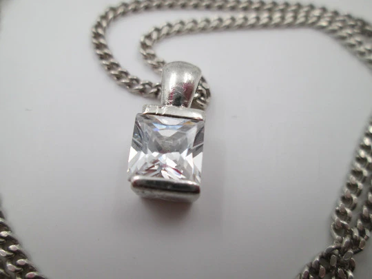 Collar para mujer en plata de ley. Cadena barbada y colgante gema blanca. 1980