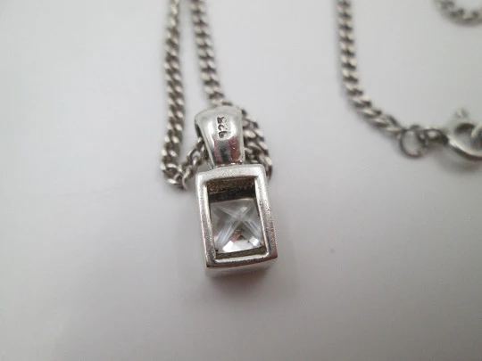 Collar para mujer en plata de ley. Cadena barbada y colgante gema blanca. 1980