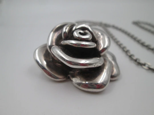 Collar para mujer en plata de ley. Cadena de eslabones y colgante rosa pétalos abiertos