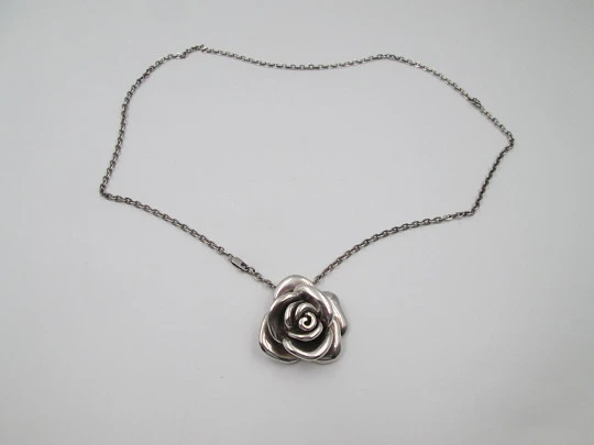 Collar para mujer en plata de ley. Cadena de eslabones y colgante rosa pétalos abiertos