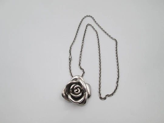 Collar para mujer en plata de ley. Cadena de eslabones y colgante rosa pétalos abiertos