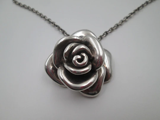 Collar para mujer en plata de ley. Cadena de eslabones y colgante rosa pétalos abiertos