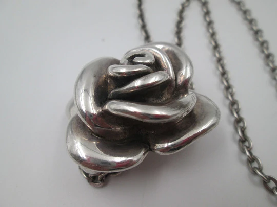 Collar para mujer en plata de ley. Cadena de eslabones y colgante rosa pétalos abiertos