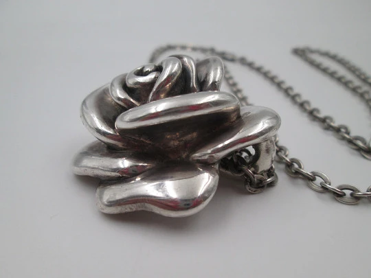 Collar para mujer en plata de ley. Cadena de eslabones y colgante rosa pétalos abiertos