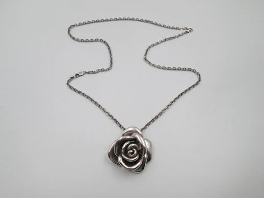 Collar para mujer en plata de ley. Cadena de eslabones y colgante rosa pétalos abiertos