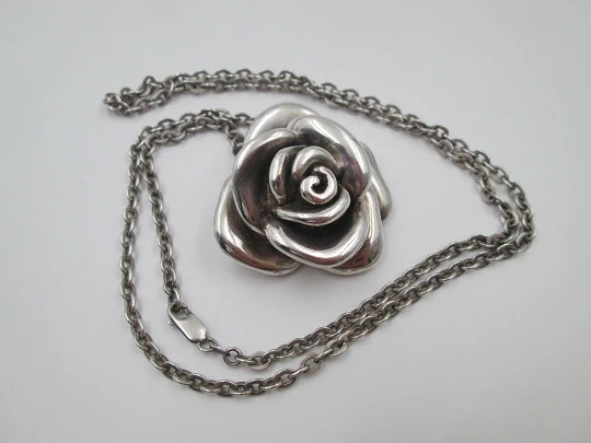 Collar para mujer en plata de ley. Cadena de eslabones y colgante rosa pétalos abiertos