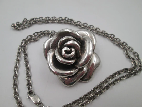 Collar para mujer en plata de ley. Cadena de eslabones y colgante rosa pétalos abiertos