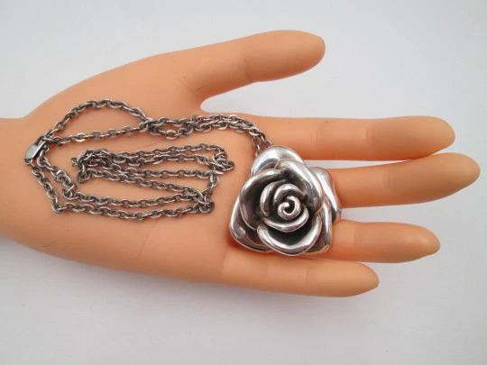 Collar para mujer en plata de ley. Cadena de eslabones y colgante rosa pétalos abiertos Collar para mujer en plata de ley. Cadena de eslabones y colgante rosa pétalos abiertos
