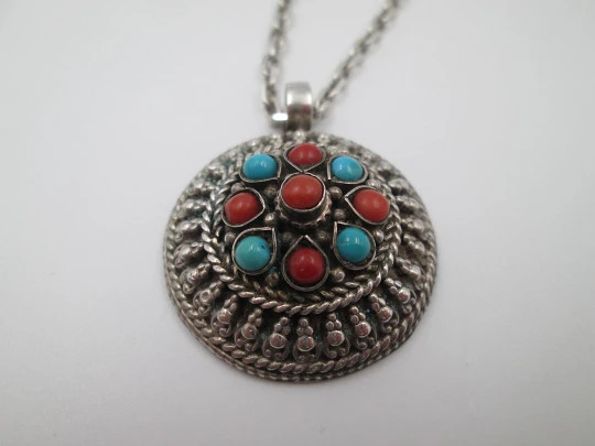 Collar para mujer en plata de ley. Cadena de eslabones y colgante turquesas y coral. 1980 Collar para mujer en plata de ley. Cadena de eslabones y colgante turquesas y coral. 1980
