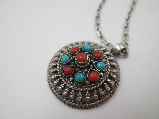 Collar para mujer en plata de ley. Cadena de eslabones y colgante turquesas y coral. 1980 Collar para mujer en plata de ley. Cadena de eslabones y colgante turquesas y coral. 1980