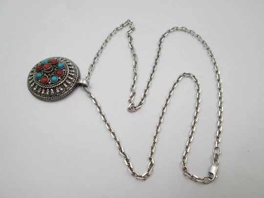 Collar para mujer en plata de ley. Cadena de eslabones y colgante turquesas y coral. 1980 Collar para mujer en plata de ley. Cadena de eslabones y colgante turquesas y coral. 1980