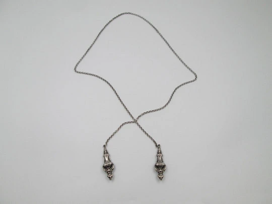 Collar para mujer en plata de ley. Remates de vasos ornamentales. Europa. 1960