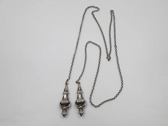 Collar para mujer en plata de ley. Remates de vasos ornamentales. Europa. 1960