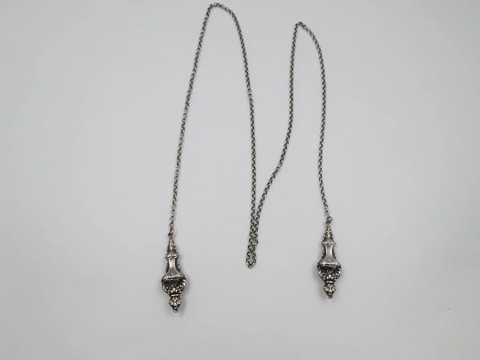 Collar para mujer en plata de ley. Remates de vasos ornamentales. Europa. 1960