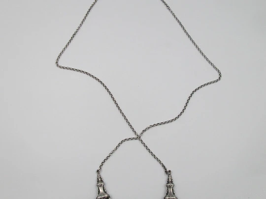 Collar para mujer en plata de ley. Remates de vasos ornamentales. Europa. 1960