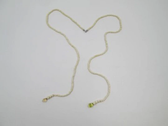 Collar para mujer. Cuentas marfil y remates citrinos. Aros oro blanco. 1950