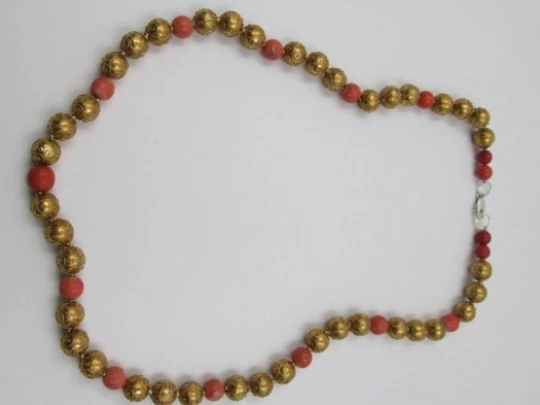 Collar para mujer. Joyería regional. Bolas oro y coral rojo. España. Años 20