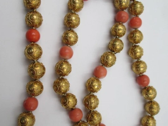 Collar para mujer. Joyería regional. Bolas oro y coral rojo. España. Años 20