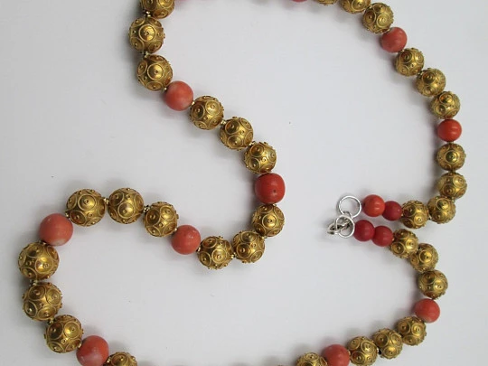 Collar para mujer. Joyería regional. Bolas oro y coral rojo. España. Años 20