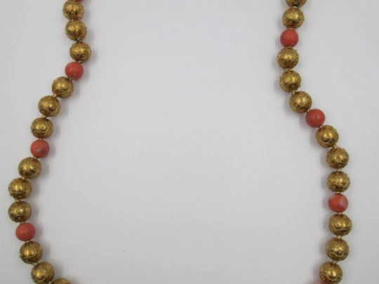 Collar para mujer. Joyería regional. Bolas oro y coral rojo. España. Años 20