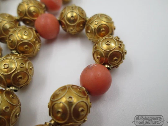 Collar para mujer. Joyería regional. Bolas oro y coral rojo. España. Años 20