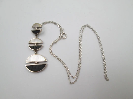 Collar para mujer. Plata de ley 925. Óvalos de nácar y madera ébano. Cadena eslabones