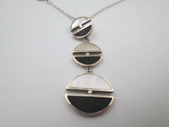 Collar para mujer. Plata de ley 925. Óvalos de nácar y madera ébano. Cadena eslabones