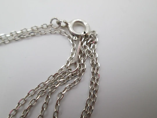 Collar para mujer. Plata de ley 925. Óvalos de nácar y madera ébano. Cadena eslabones