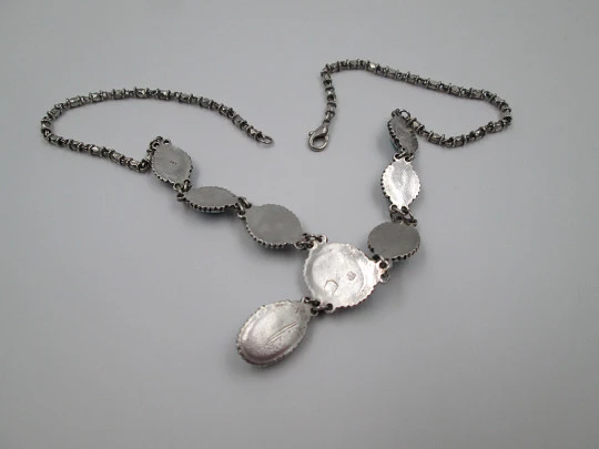 Collar para mujer. Plata de ley y turquesas ovales. Cadena rombos y aros. México. 1980