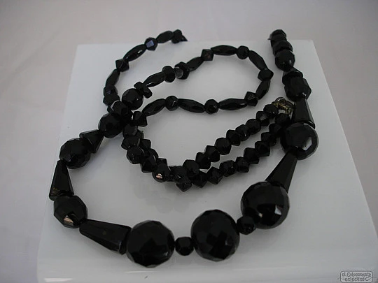 Collar. Cuentas de cristal negro facetado. Años 60. Diferentes formas