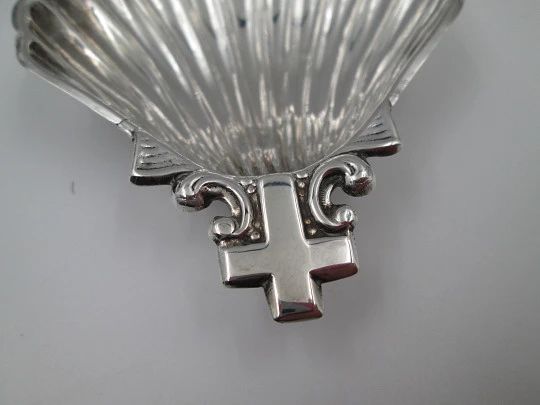 Concha de Bautismo con adorno de cruz latina. Plata de ley. España. 1970