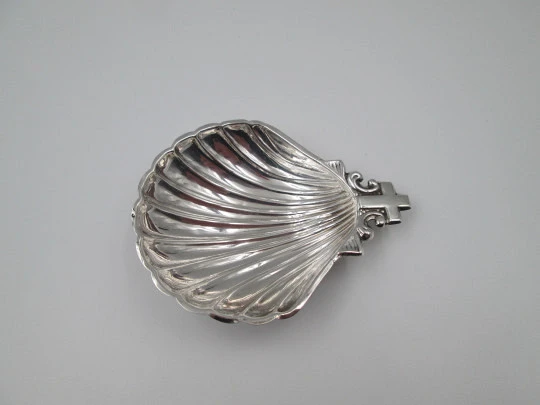 Concha de Bautismo con adorno de cruz latina. Plata de ley. España. 1970