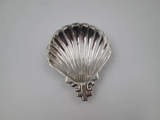Concha de Bautismo con adorno de cruz latina. Plata de ley. España. 1970