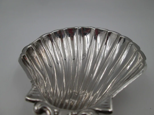 Concha de Bautismo con adorno de cruz latina. Plata de ley. España. 1970