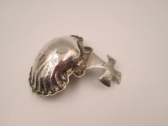Concha de Bautismo con adorno de cruz templaria. Plata de ley. España. 1970