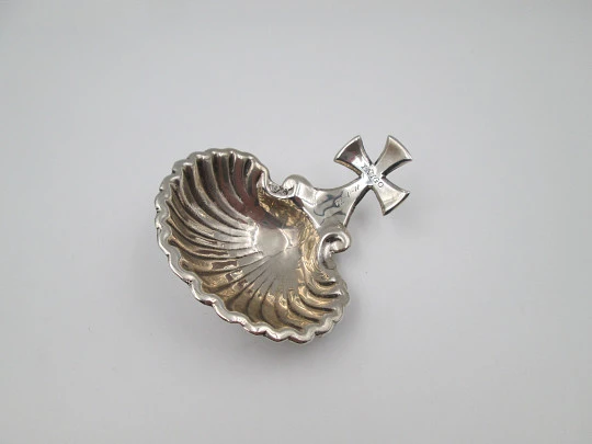 Concha de Bautismo con adorno de cruz templaria. Plata de ley. España. 1970