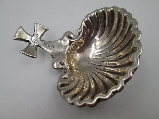 Concha de Bautismo con adorno de cruz templaria. Plata de ley. España. 1970