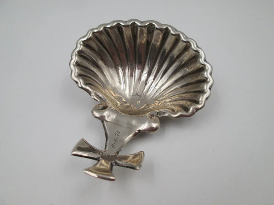Concha de Bautismo con adorno de cruz templaria. Plata de ley. España. 1970
