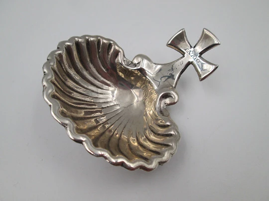 Concha de Bautismo con adorno de cruz templaria. Plata de ley. España. 1970