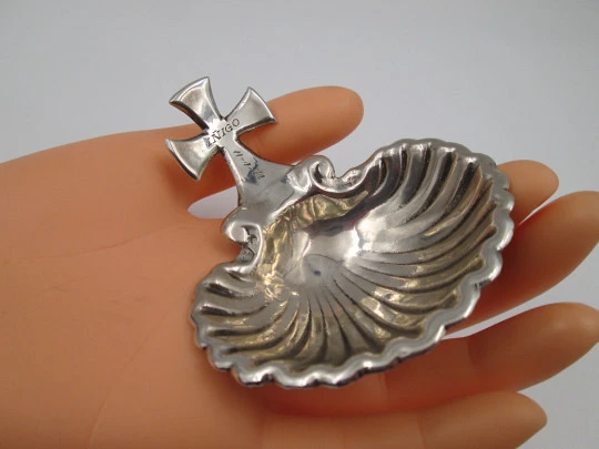 Concha de Bautismo con adorno de cruz templaria. Plata de ley. España. 1970