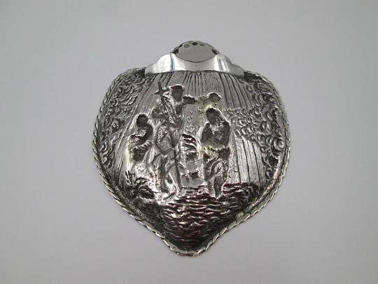 Concha de Bautismo ornamentada en plata de ley. Escena relieve bautizo de Jesús. 1980